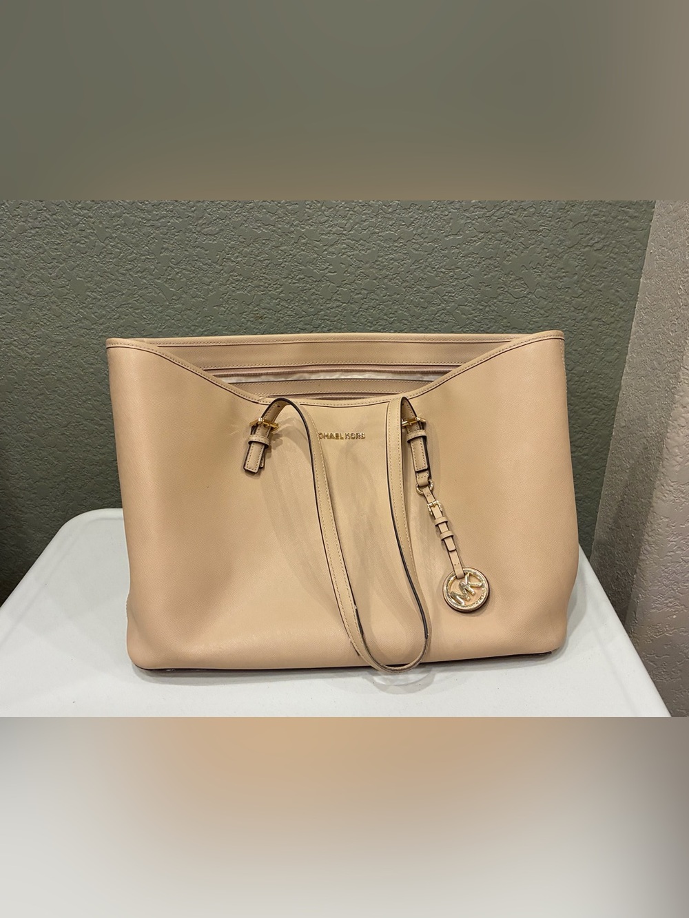 Michael Kors Beige Tote Bag Gold Hardware Logo Zip Inner Pockets Bag Charm
